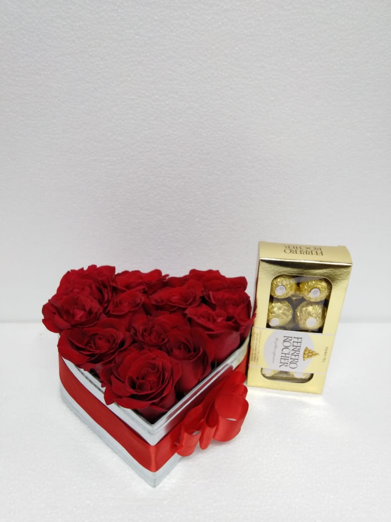 12 Rosas en Caja Corazn y  Bombones Ferrero Rocher 100 Grs